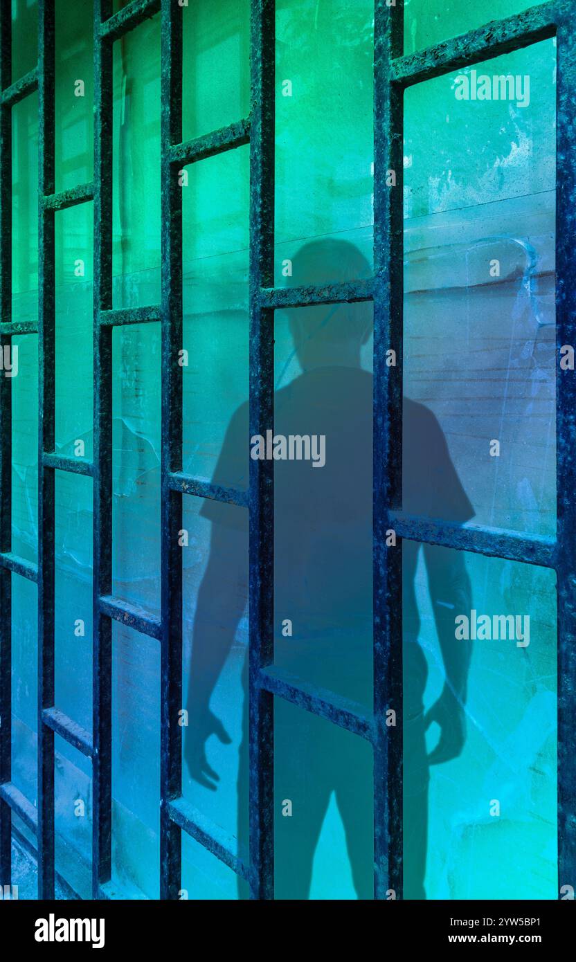 Schatten des Menschen hinter Gittern Stockfoto