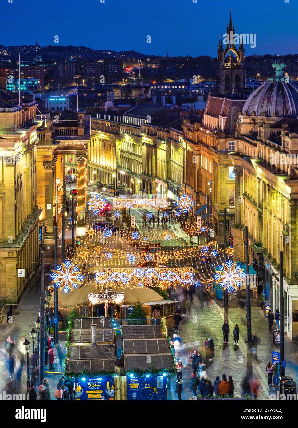 Blick auf die Christmas of Grey Street in Newcastle Upon Tyne von der Monument Mall mit Weihnachtslichtern und -Dekorationen nach Süden Stockfoto