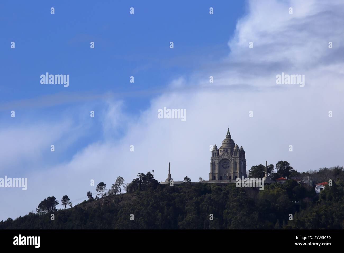 Viana do Castelo, Portugal - 2. März 2024: Majestätischer Blick auf das berühmte Heiligtum Santa Luzia, das auf einem üppigen grünen Hügel vor einem leuchtend blauen Himmel thront Stockfoto