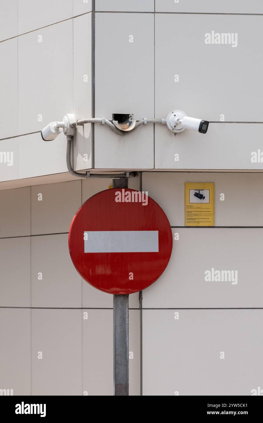 CCTV-Sicherheitskamera im Gebäude. Stockfoto