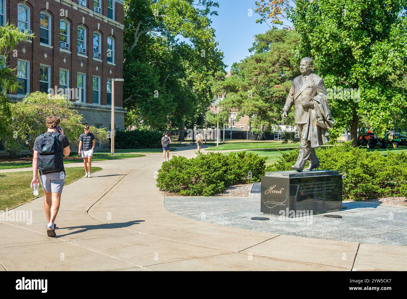 EAST LANSING, MI, USA, 19. SEPTEMBER 2024: Unidentified Individues und John A. Hanna Sculpture auf dem Campus der Michigan State University. Stockfoto