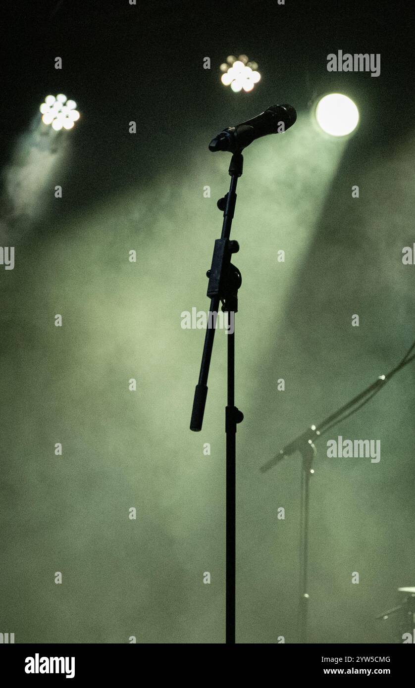 Mikrofon und Spotlights auf der Bühne beim Musikkonzert Stockfoto