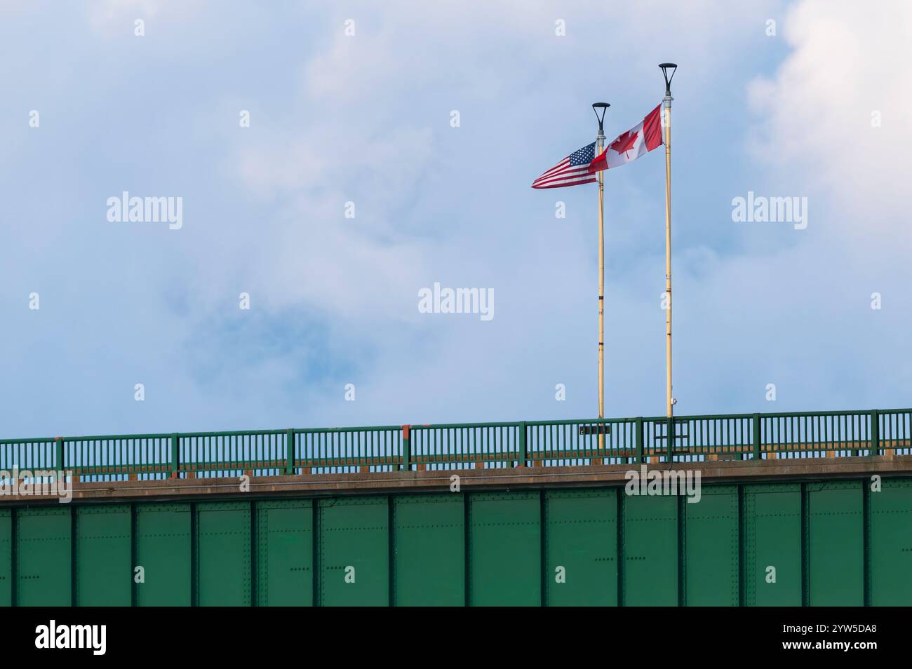 Kanada USA Fahnen fliegen an der Grenze zwischen Michigan und Ontario International Bridge in Sault Ste Marie Stockfoto