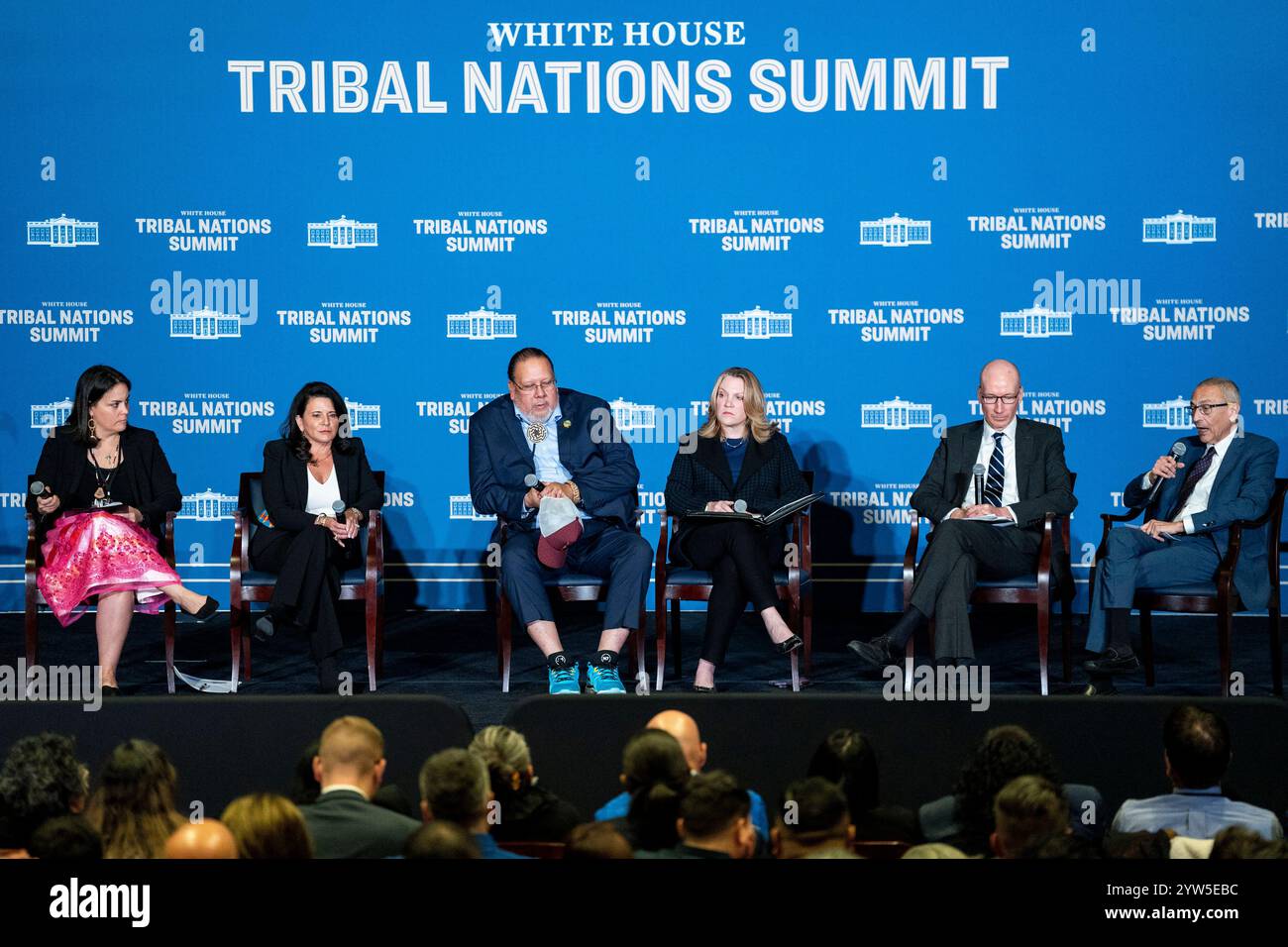 (L-R) Stammesberater des Direktors des Büros für Haushaltsführung Liz Molle-Carr, Stammesvorsitzende der Poarch Band of Creek Indians Stephanie Bryan, Gouverneur der Gila River Indianergemeinschaft Stephen Roe Lewis, Stellvertretende Sekretärin für Gesundheit und menschliche Dienste Andrea Palm, der stellvertretende Energieminister David Turk und der Senior Advisor des President for Clean Energy Innovation and Implementation John Podesta nehmen am Montag, den 9. Dezember 2024, an einer Podiumsdiskussion während des Tribal Nations Summit des Weißen Hauses 2024 im US-Innenministerium in Washington, DC Teil. Foto: Bonnie Cash/UPI Stockfoto