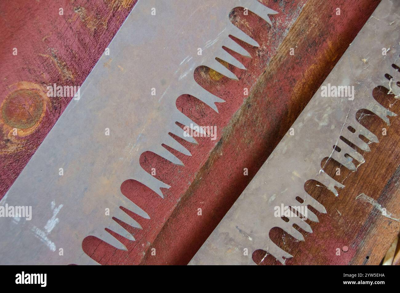 Zwei alte Quersäge blades Blick verzierten in ihrer Gestaltung als Nahaufnahme fotografiert. Stockfoto