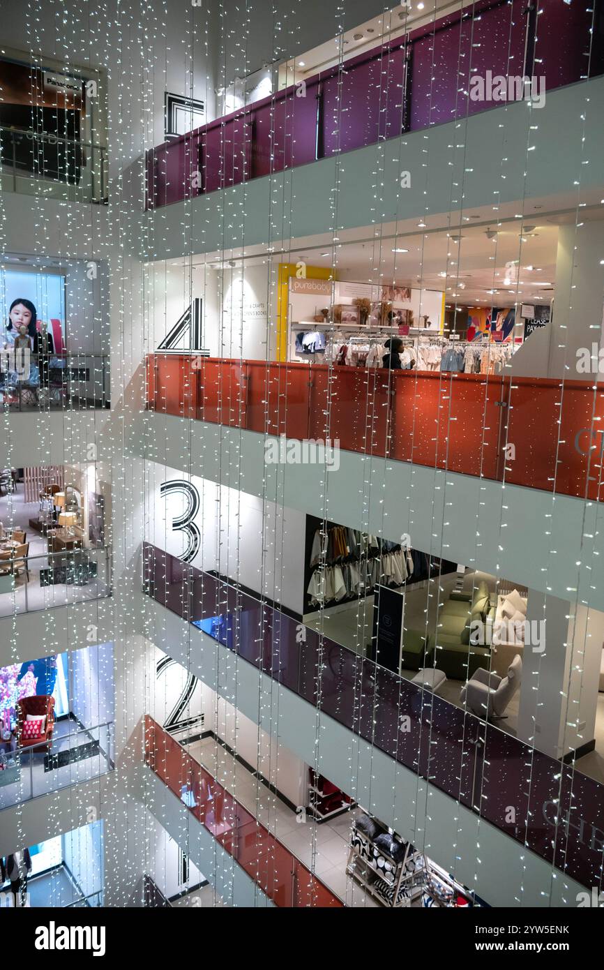 Einkaufsmöglichkeiten im Kaufhaus John Lewis während der Weihnachtszeit, London, 2024 Stockfoto