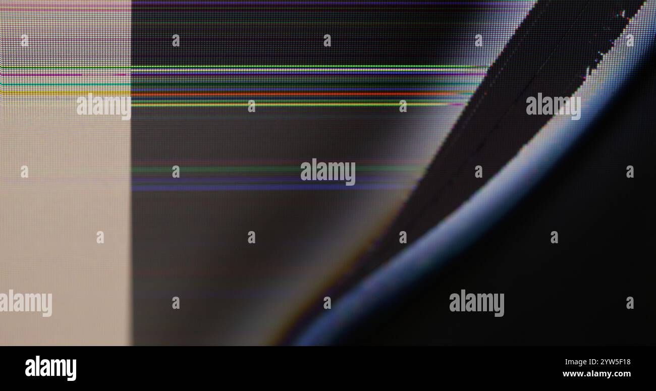 Bildschirmfehler. Gebrochenes Plasma. Wellige Rissbildung, schimmernde Oberfläche des Fernsehbildschirms. Problem mit dem Rauschen digitaler Unschärfe bei Überlagerung von Crash-Texturen. Stockfoto