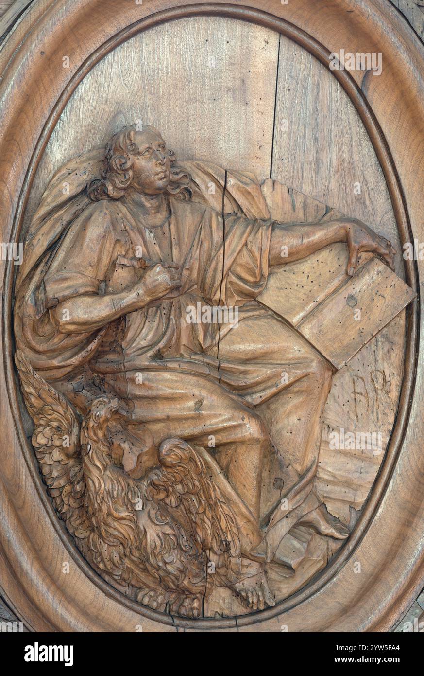 ANNECY, FRANKREICH - 10. JULI 2022: Das geschnitzte Relief des Heiligen Johannes des Evangelisten in der Kirche St. Maurice. Stockfoto