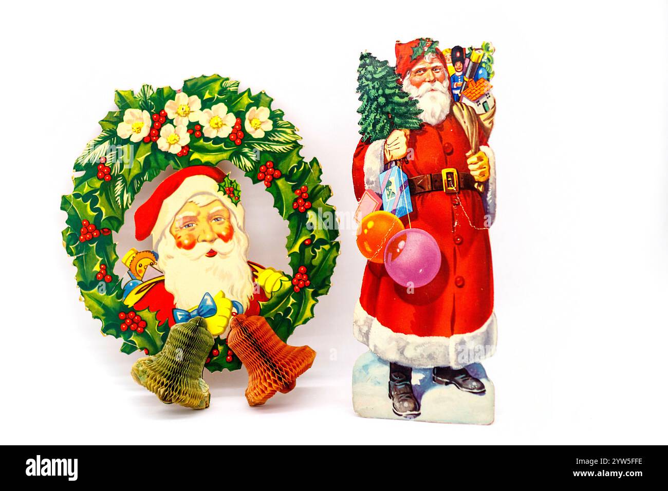 Vintage Santa Claus aus den 1960er Jahren, Stehfigur aus Karton mit Geschenken und Weihnachtsbaum, hängende Pappdekoration mit Krepppapierglocken Stockfoto