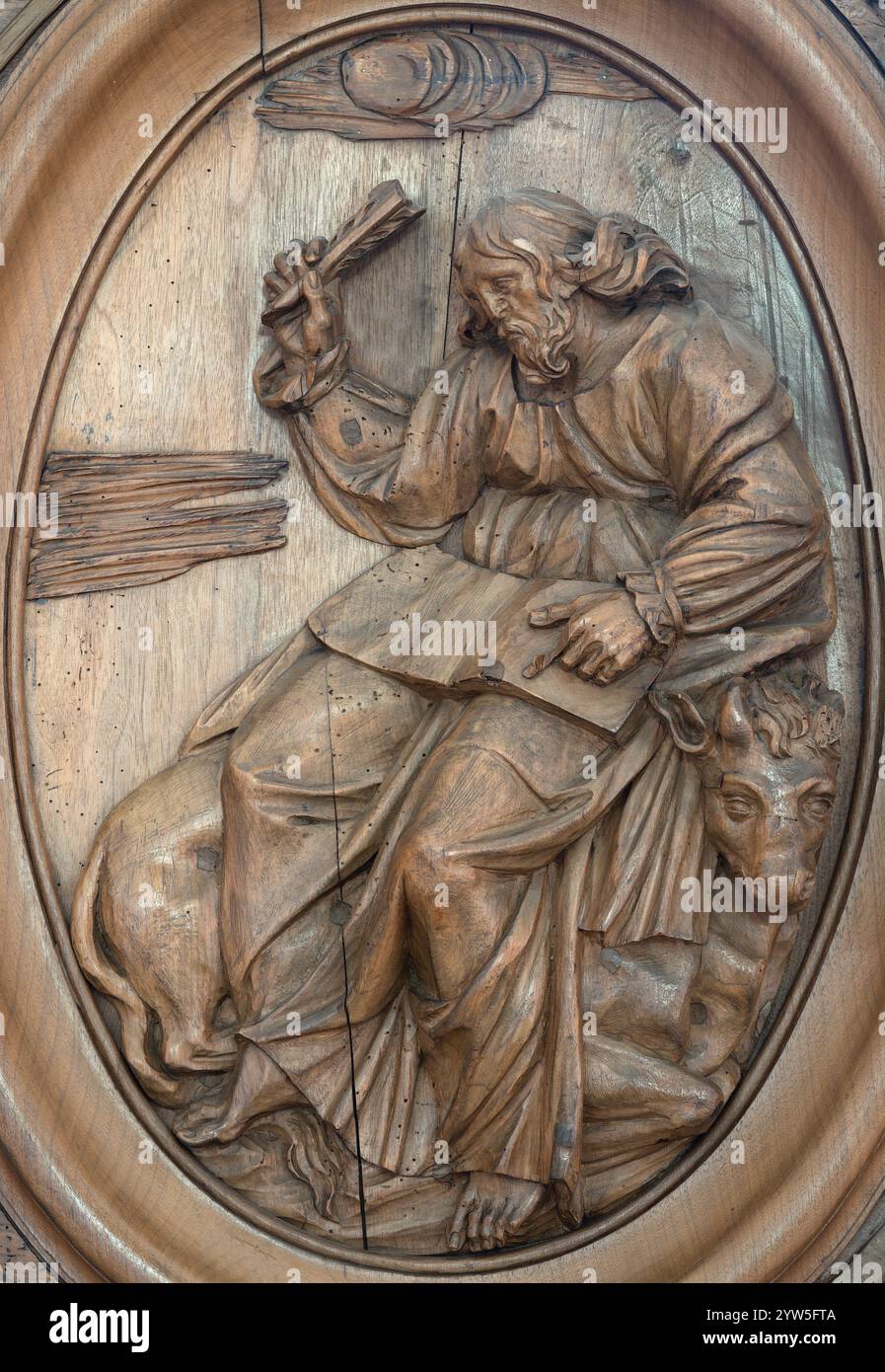 ANNECY, FRANKREICH - 10. JULI 2022: Das geschnitzte Relief des Heiligen Lukas des Evangelisten in der Kirche St. Maurice. Stockfoto