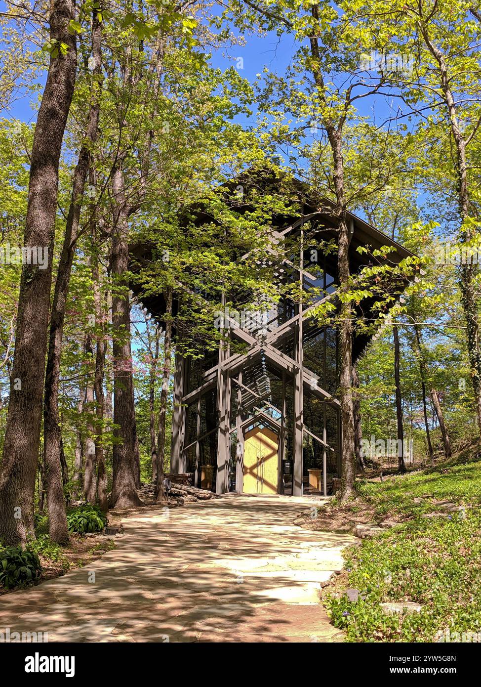 Die Thorncrown Chapel in der Nähe von Eureka Springs, Arkansas, bringt die Natur mit mehr als 6.000 Quadratfuß Glas in das Design dieses ch ein Stockfoto