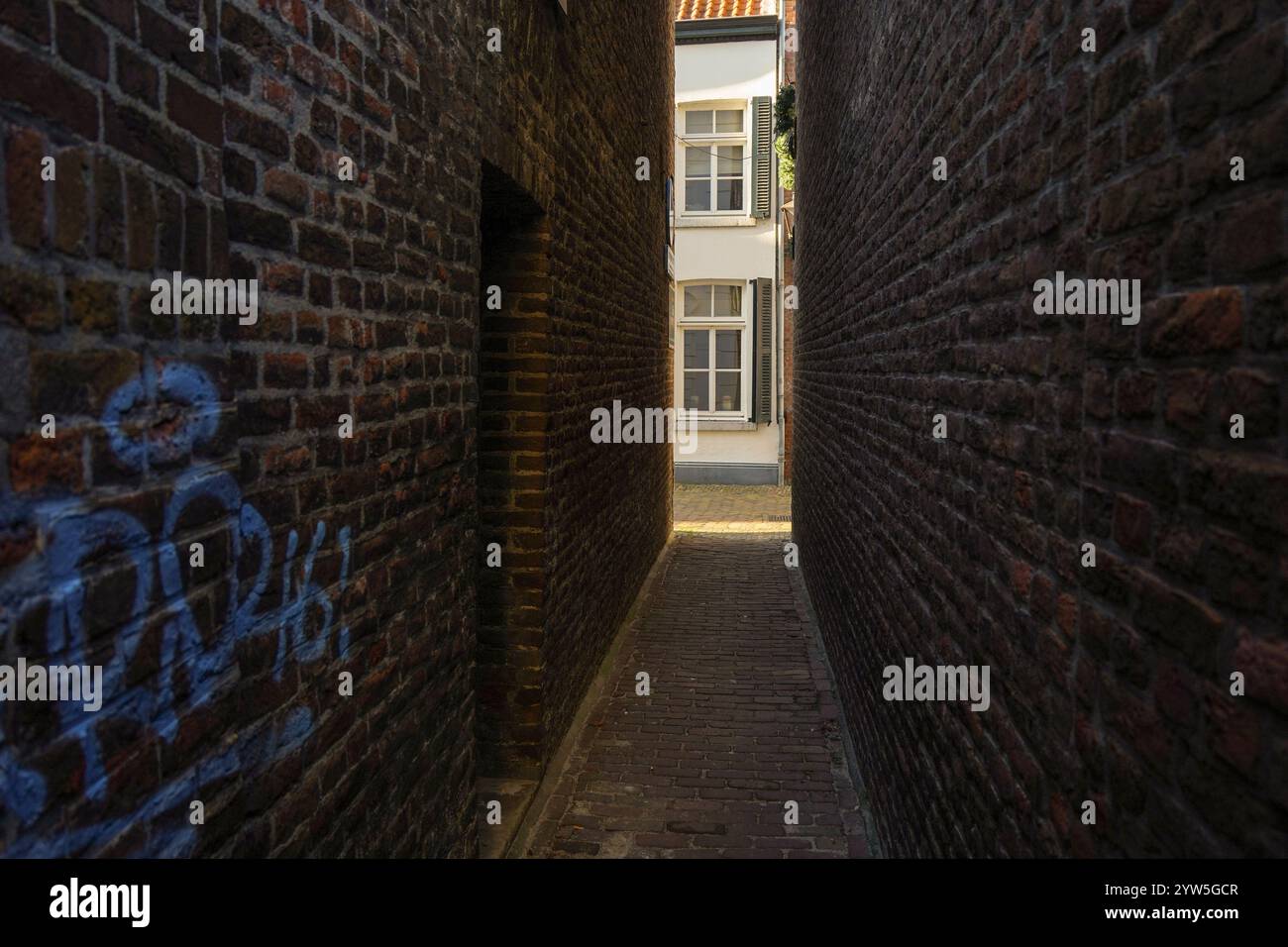 Enge Gasse im alten historischen Zentrum der Provinz Sittard in Limburg, Niederlande. Stockfoto
