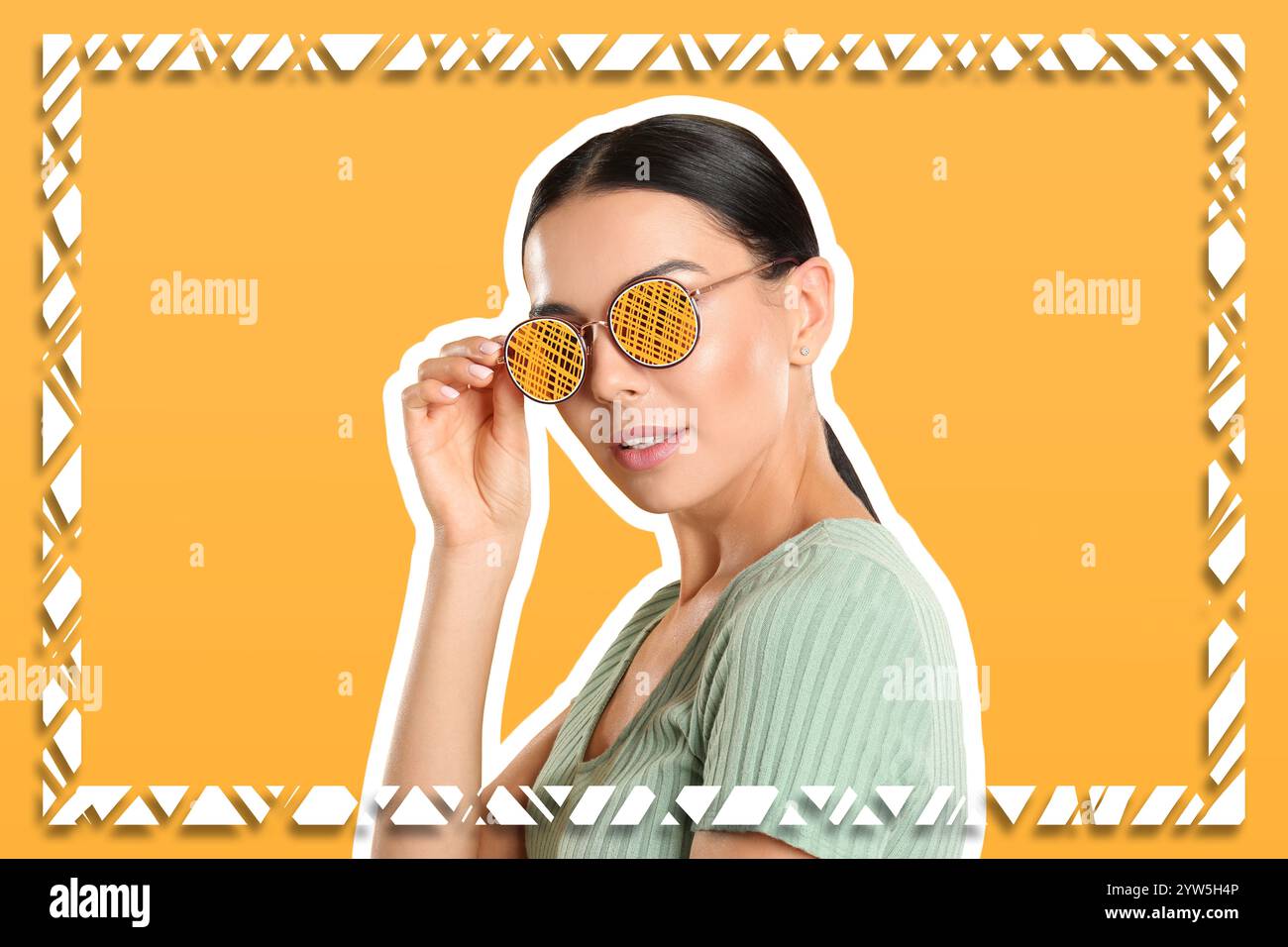 Modische Frau mit Sonnenbrille auf orangem Hintergrund, kreative Kunstcollage. Weiße Umrisse um sie herum. Stilvolles Poster Stockfoto