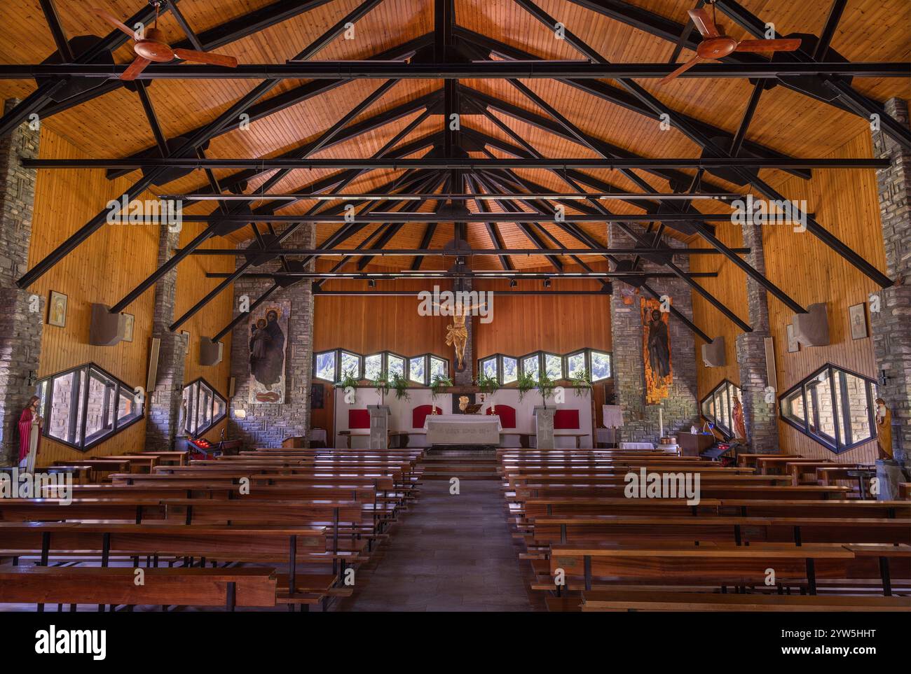 ENTREVES, ITALIEN - 12. JUNI 2022: Das Schiff der Kirche St. Margerita Stockfoto