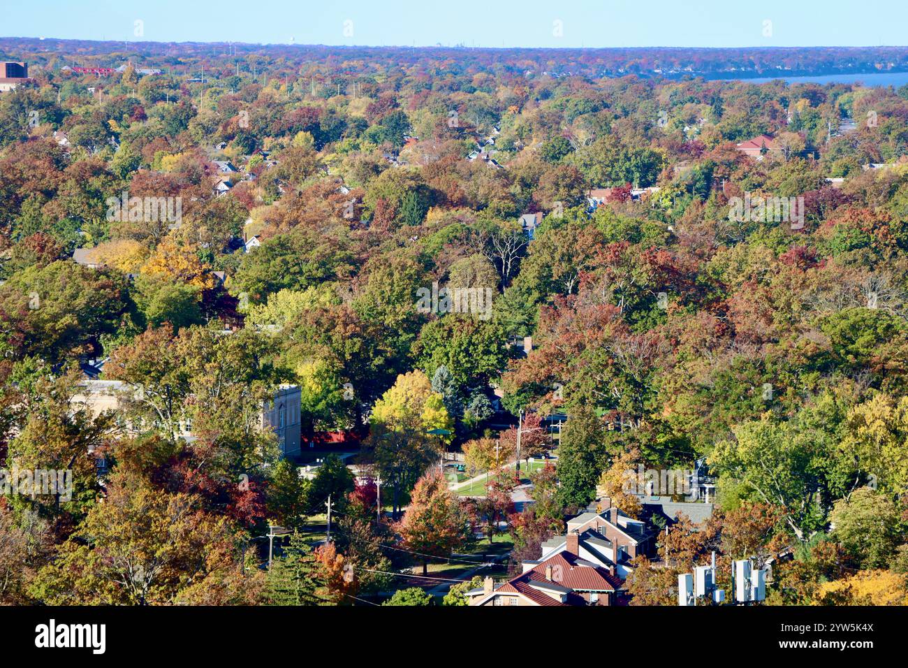 Aus der Vogelperspektive von Lakewood, Ohio, westlich der Innenstadt von Cleveland, Herbst 2024 Stockfoto