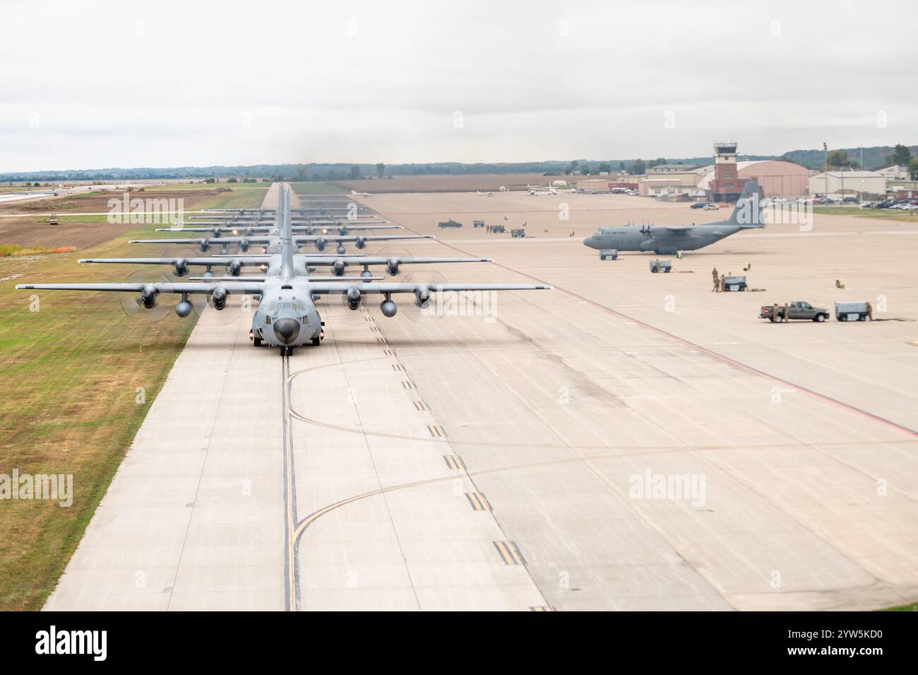 Airmen, die dem 139. Airlift-Flügel der Missouri Air National Guard zugeteilt wurden, führten eine Massengeneration von sieben C-130 Hercules Ai durch Stockfoto