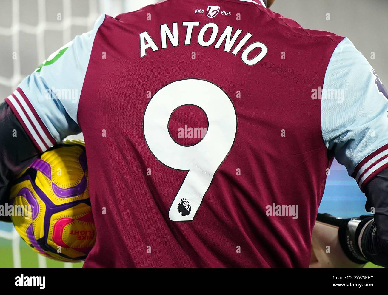 Spieler von West Ham United tragen vor dem Spiel der Premier League im London Stadium das Trikot von Teamkollege Michail Antonio. West Ham Forward Michail Antonio wurde nach einem Verkehrsunfall am Samstag an einer Unterschenkelfraktur operiert. Bilddatum: Montag, 9. Dezember 2024. Stockfoto