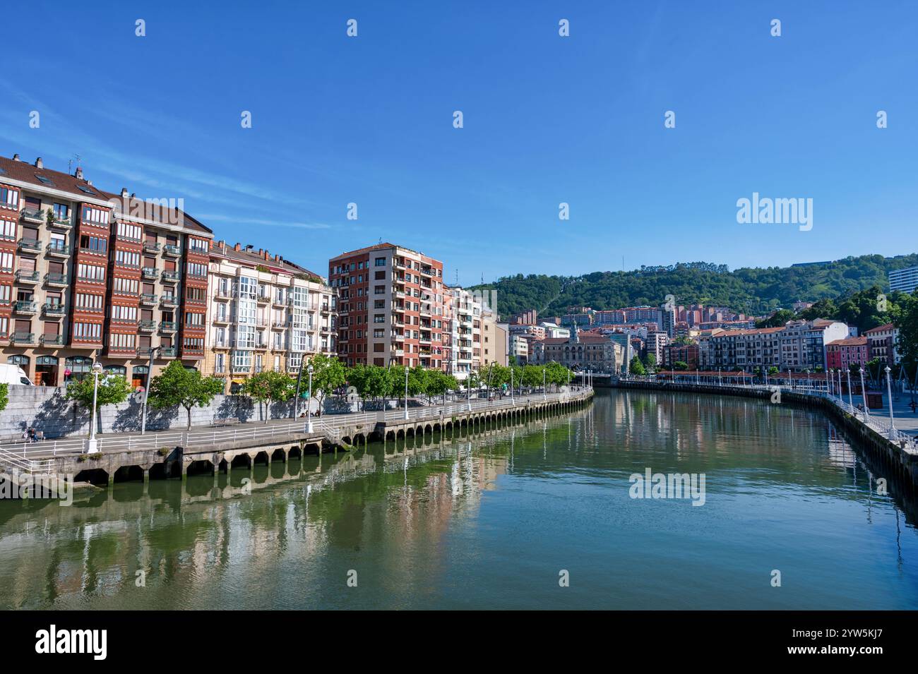 Bilbao, Spanien - 28. Mai 2024: Fluss Nervion im Herzen von Bilbao Stockfoto