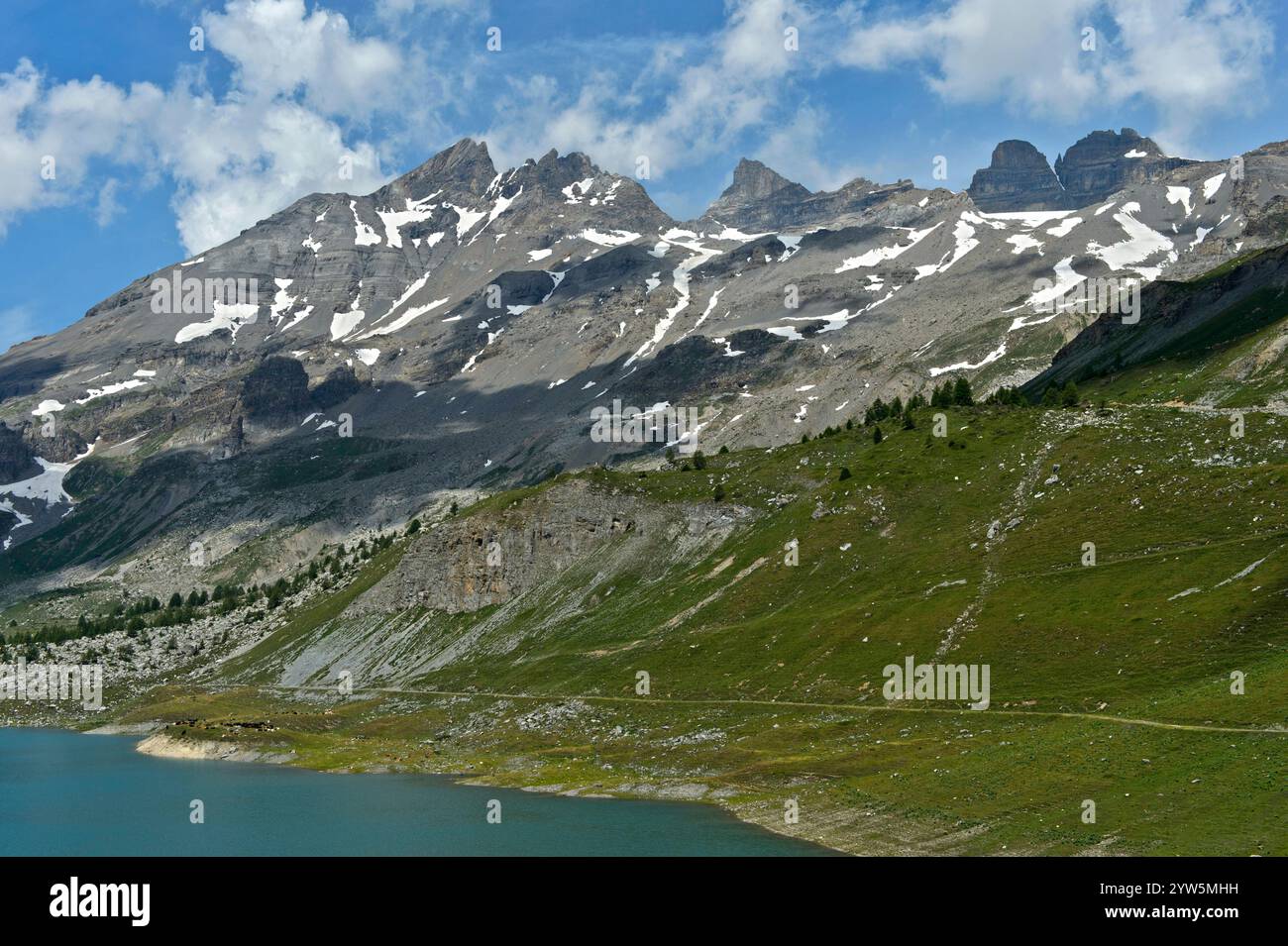 Das Bergmassiv Dents du Midi mit dem Gipfel Haute Cime, links, über dem Bergsee Salanfe, Lac de Salanfe, Salvan, Wallis, Schweiz *** die Dents du Midi Stockfoto