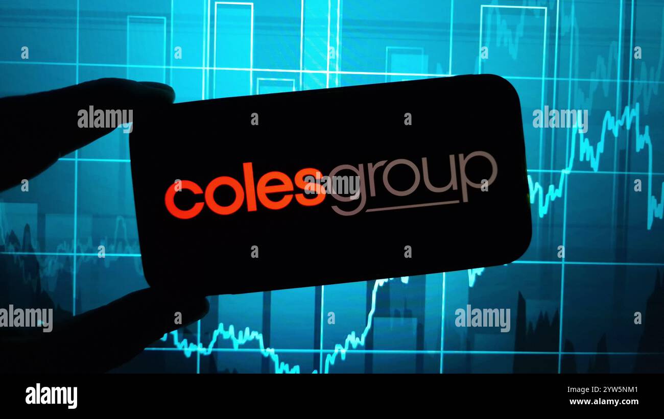 Konskie, Polen - 08. Dezember 2024: Das Firmenlogo der Coles Group Limited wird auf dem Mobiltelefon angezeigt Stockfoto