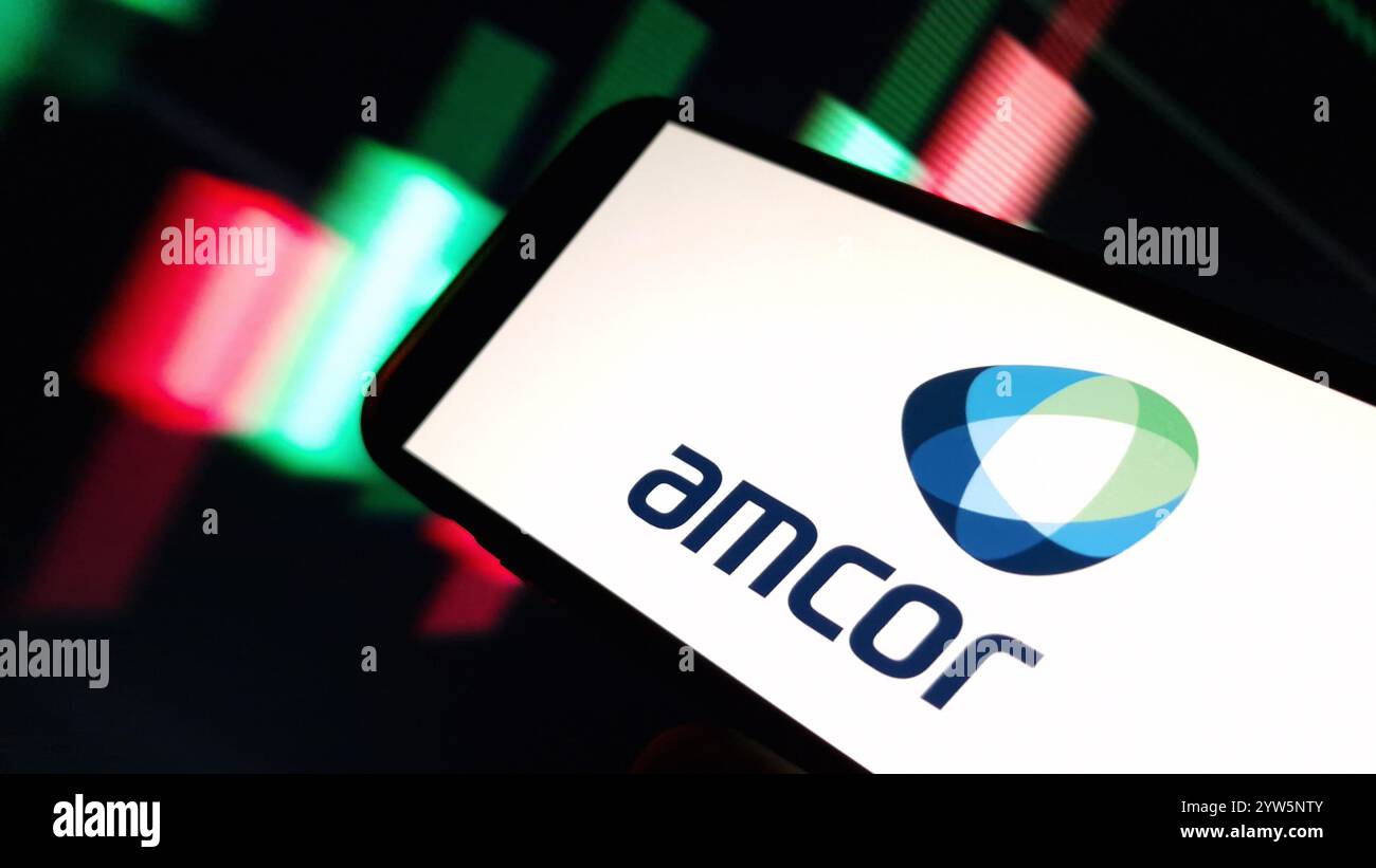 Konskie, Polen - 08. Dezember 2024: Das Firmenlogo von Amcor plc wird auf dem Mobiltelefon angezeigt Stockfoto