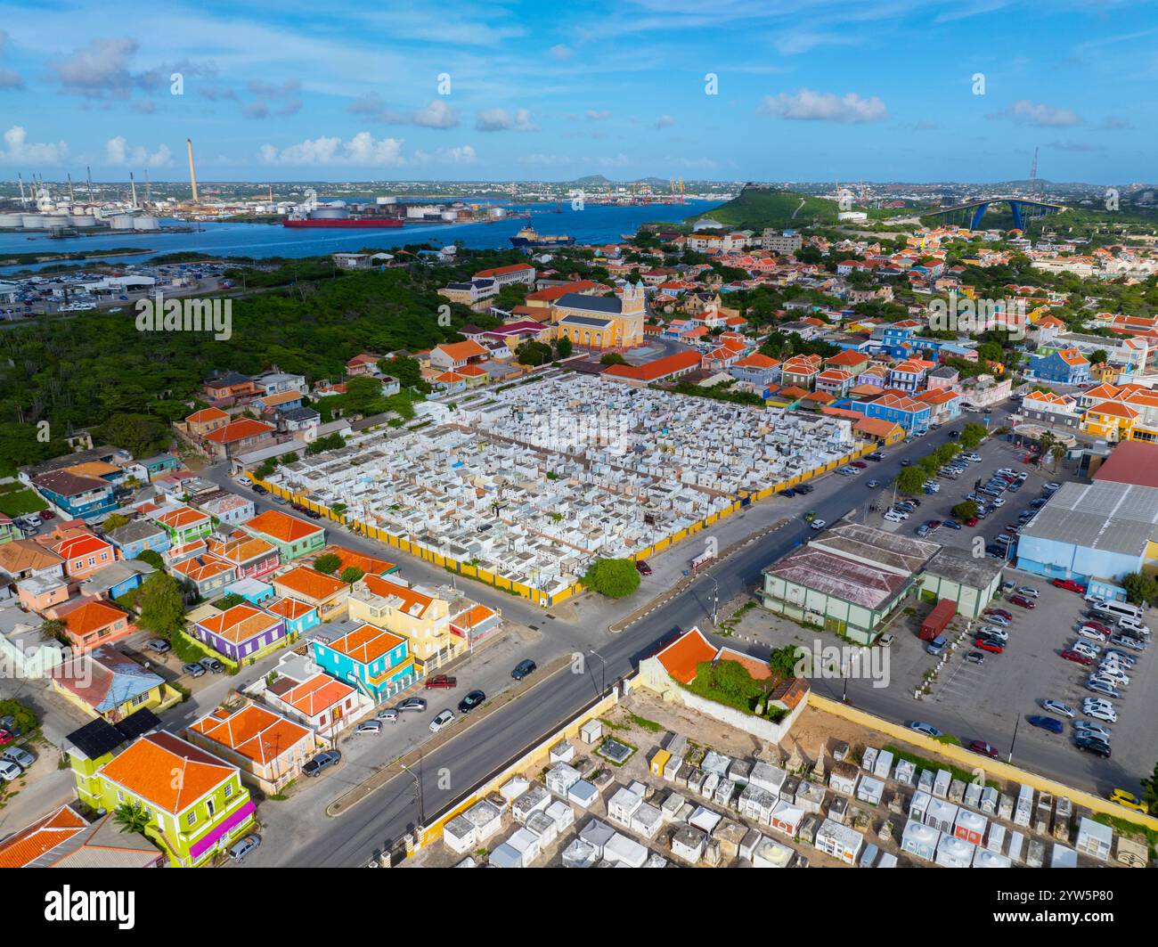 Santa Famia Kirche und Friedhof aus der Vogelperspektive im Zentrum von Otrobanda in Willemstad, Curacao. Das historische Willemstad gehört zum UNESCO-Weltkulturerbe. Stockfoto