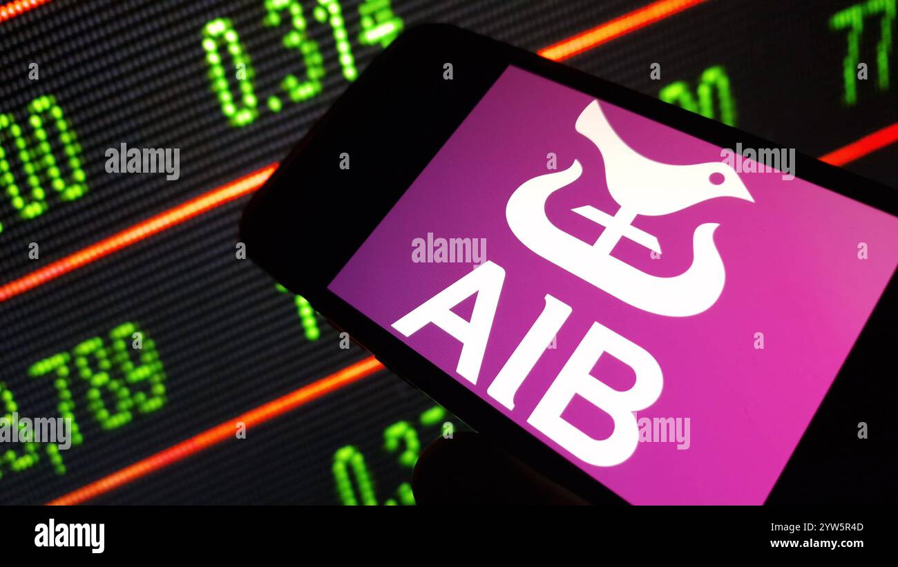 Konskie, Polen - 08. Dezember 2024: Firmenlogo der AIB Group auf dem Mobiltelefon Stockfoto