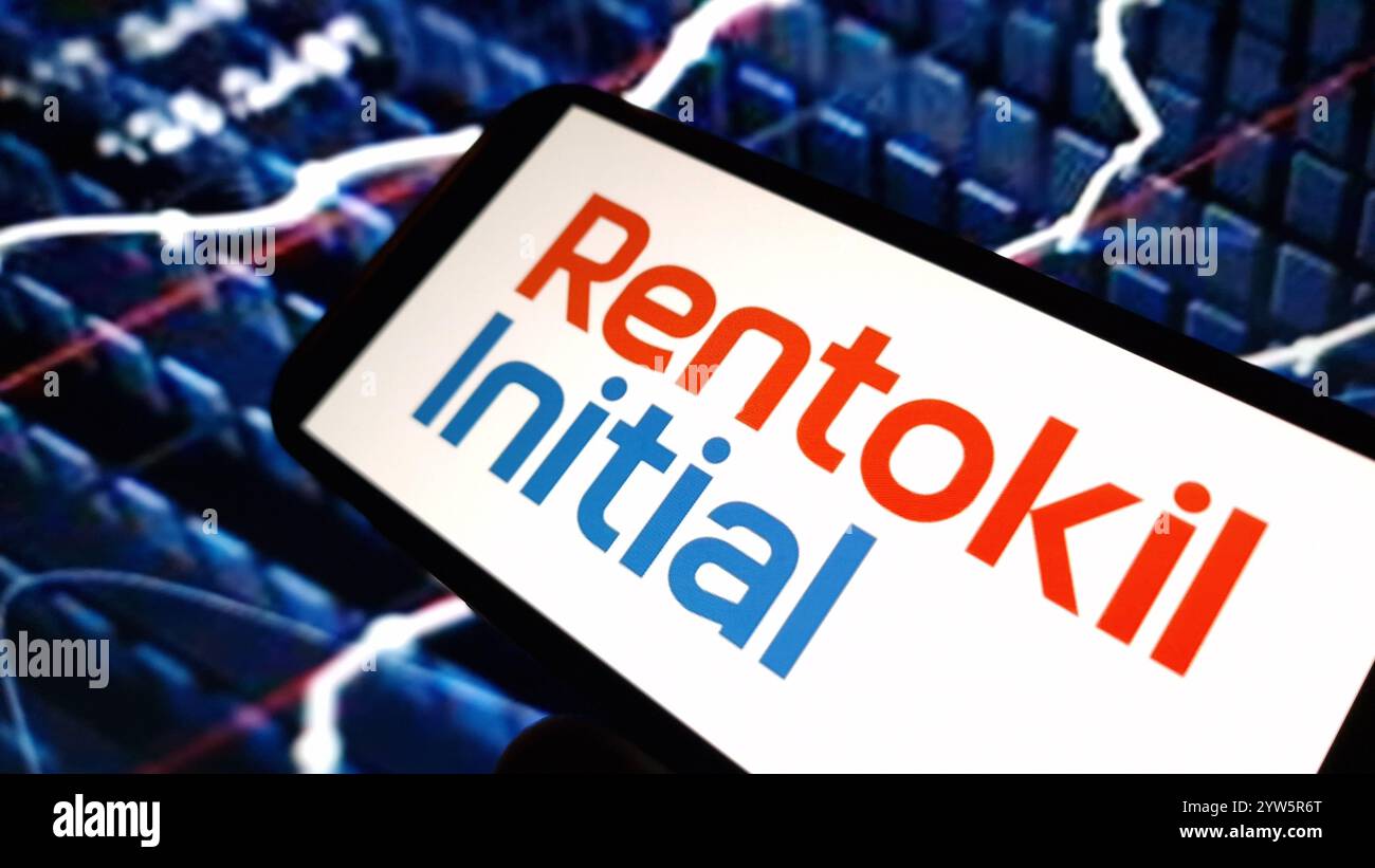 Konskie, Polen - 08. Dezember 2024: Erstes Firmenlogo von Rentokil auf dem Mobiltelefon Stockfoto