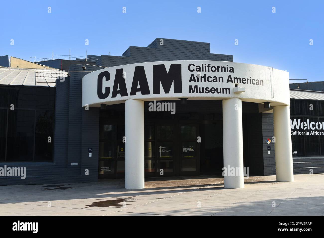 LOS ANGELES, KALIFORNIEN - 4. Dezember 2024: Das California African American Museum in Exposition Park. Stockfoto