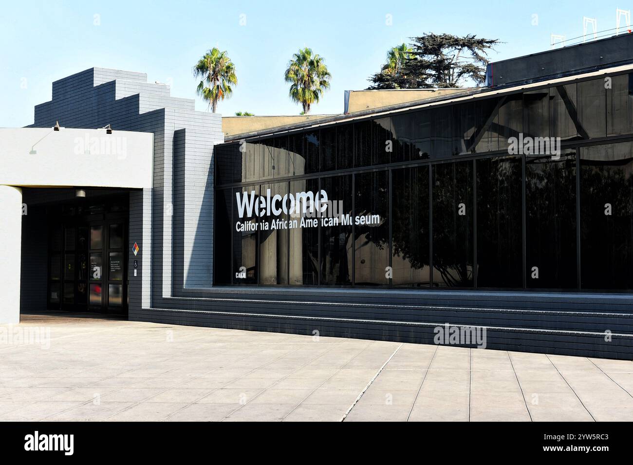 LOS ANGELES, KALIFORNIEN - 4. Dezember 2024: Das California African American Museum in Exposition Park. Stockfoto