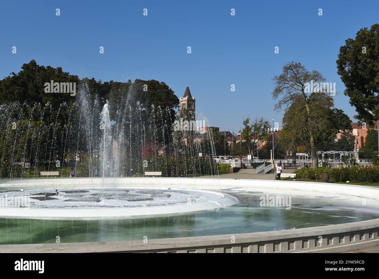 LOS ANGELES, KALIFORNIEN - 4. Dezember 2024: Brunnen im Exposition Park Rose Garden mit Blick auf USC. Stockfoto