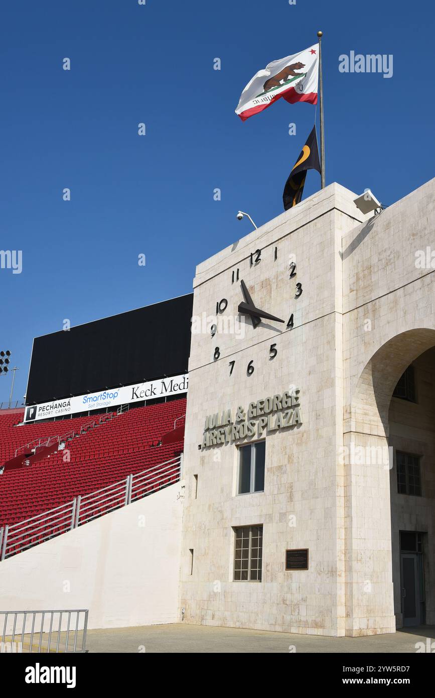 LOS ANGELES, KALIFORNIEN - 4. Dezember 2024: Argyros Palza am LA Memorial Coliseum. Stockfoto