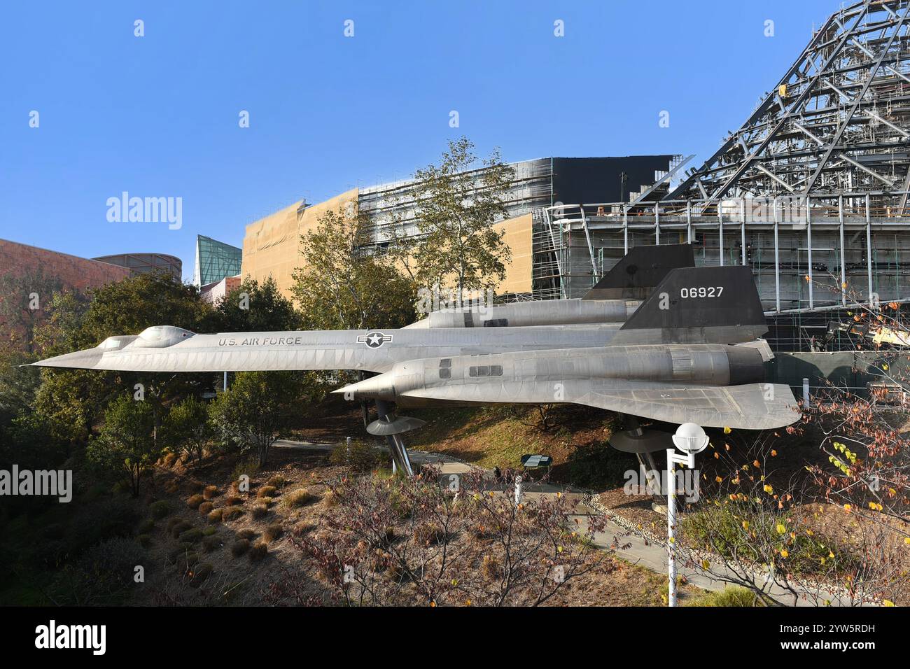 LOS ANGELES, KALIFORNIEN - 4. Dezember 2024: Lockheed A-12 Blackbird Trainer vor dem California Science Center im Exposition Park. Stockfoto