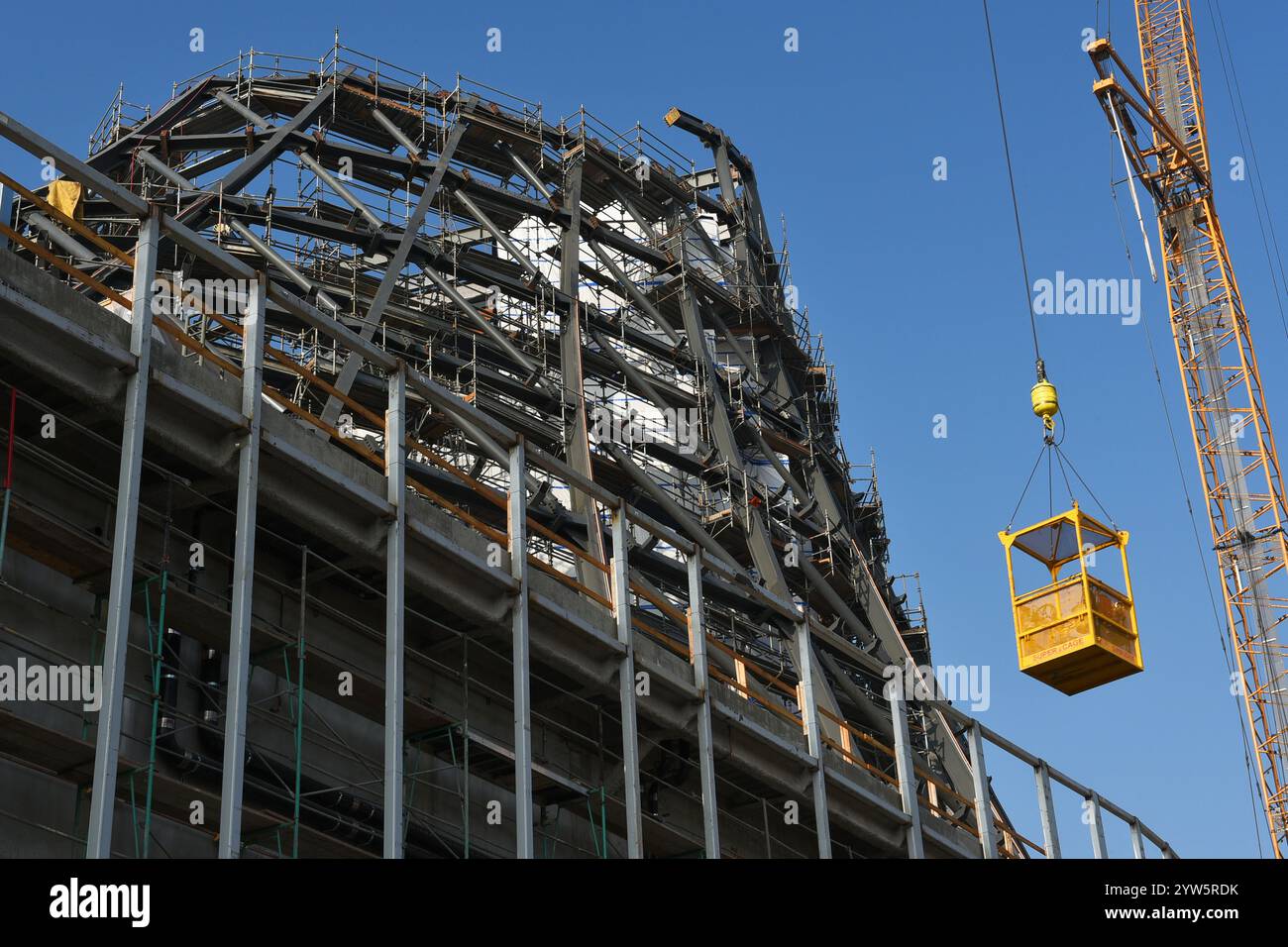 LOS ANGELES, KALIFORNIEN - 4. Dezember 2024: Bau des Samuel Oschin Air and Space Center, das das Space Shuttle Endeavour in Exposition beherbergen wird Stockfoto