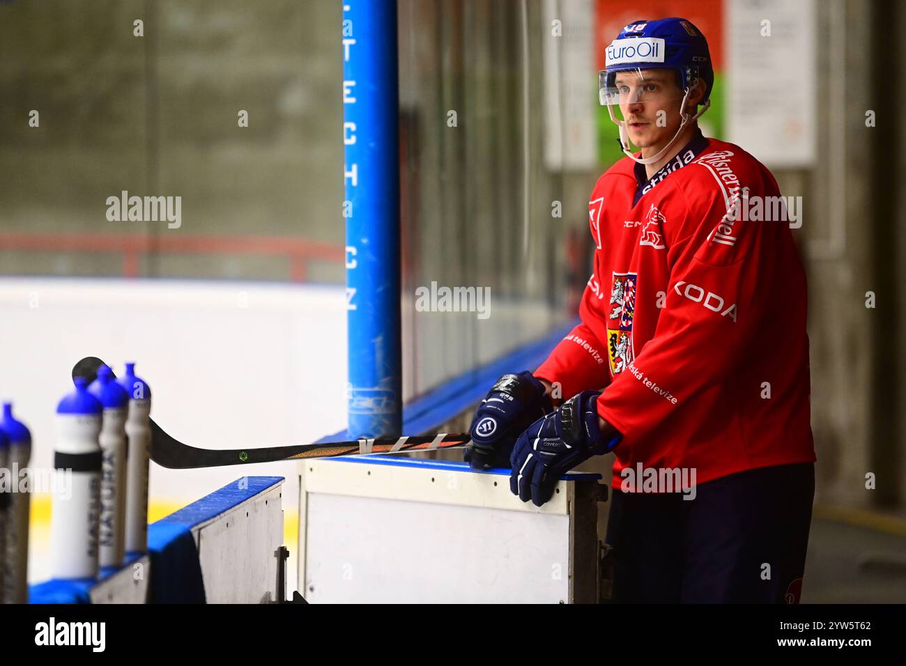 Pardubice, Tschechische Republik. Dezember 2024. Dominik Kubalik nimmt am Training der tschechischen Nationalmannschaft vor den Schweizer Hockeyspielen Teil, die Teil der Euro Hockey Tour sind, am 9. Dezember 2024 in Pardubice, Tschechien. Quelle: Josef Vostarek/CTK Photo/Alamy Live News Stockfoto