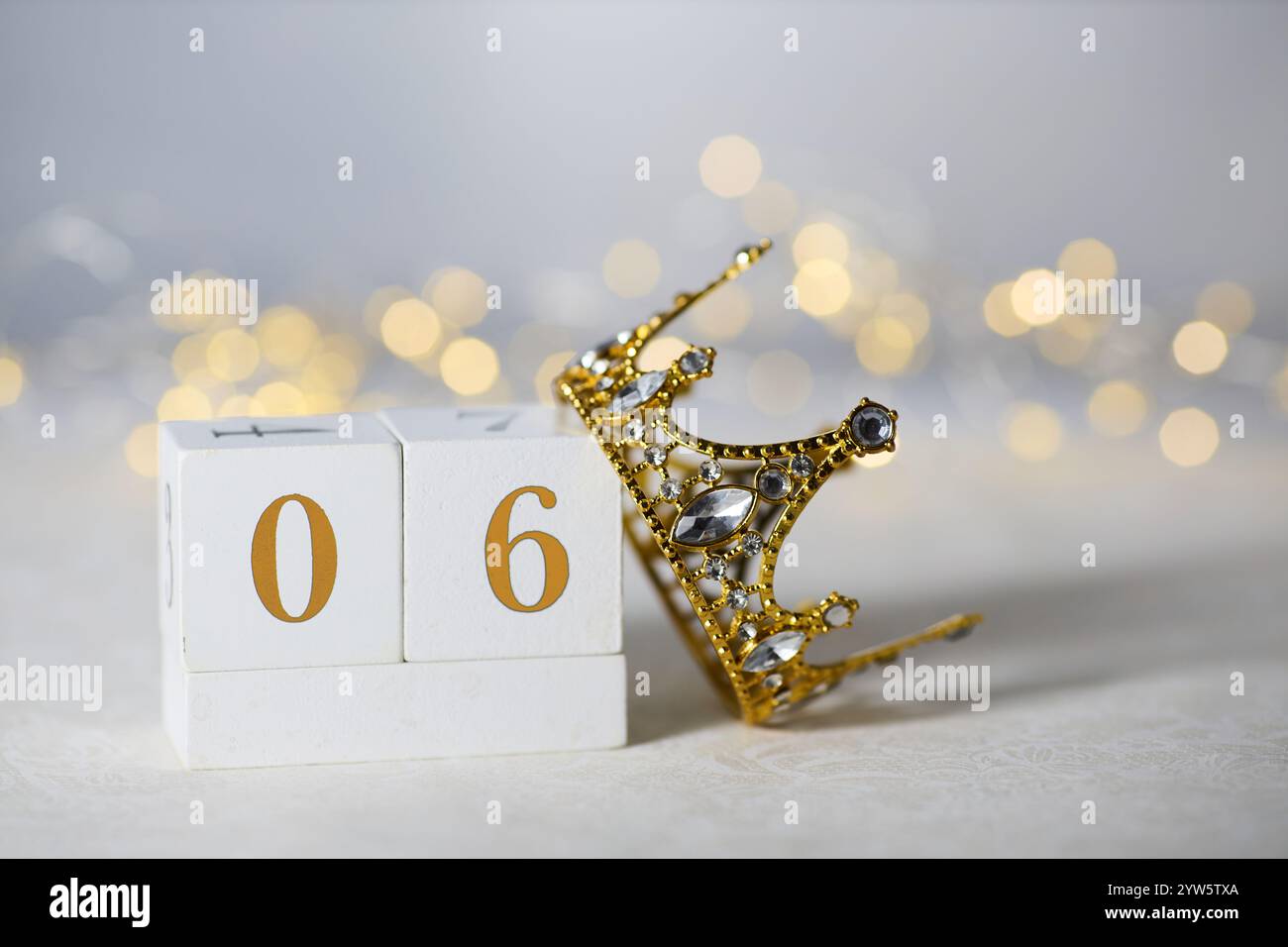 Frohes Dreikönigstag, drei Könige Tag. Kalender mit Königskrone auf weißem Hintergrund Stockfoto