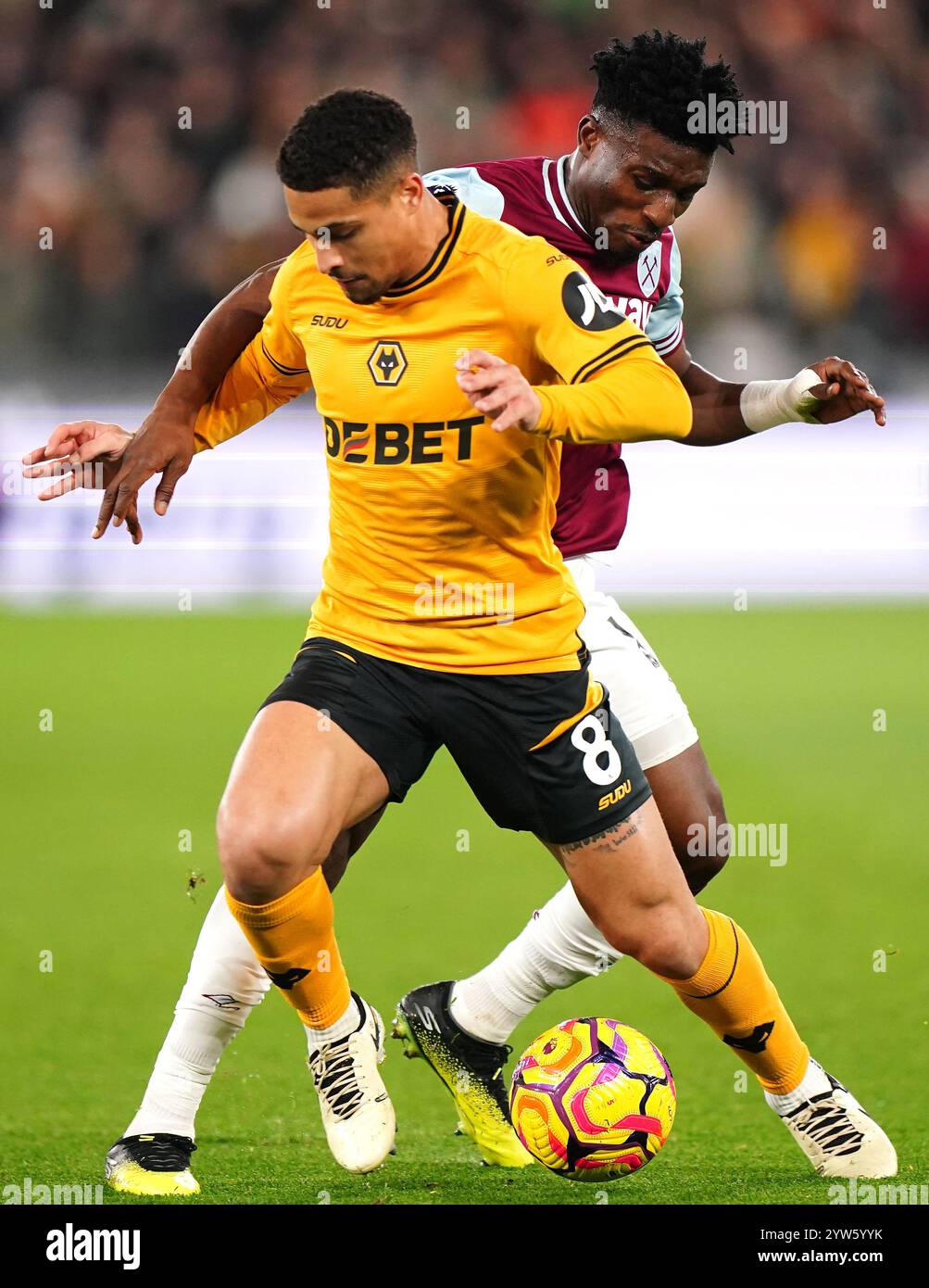 Wolverhampton Wanderers’ Joao Gomes (links) und West Ham United's Mohammed Kudus kämpfen um den Ball während des Premier League-Spiels im London Stadium. Bilddatum: Montag, 9. Dezember 2024. Stockfoto