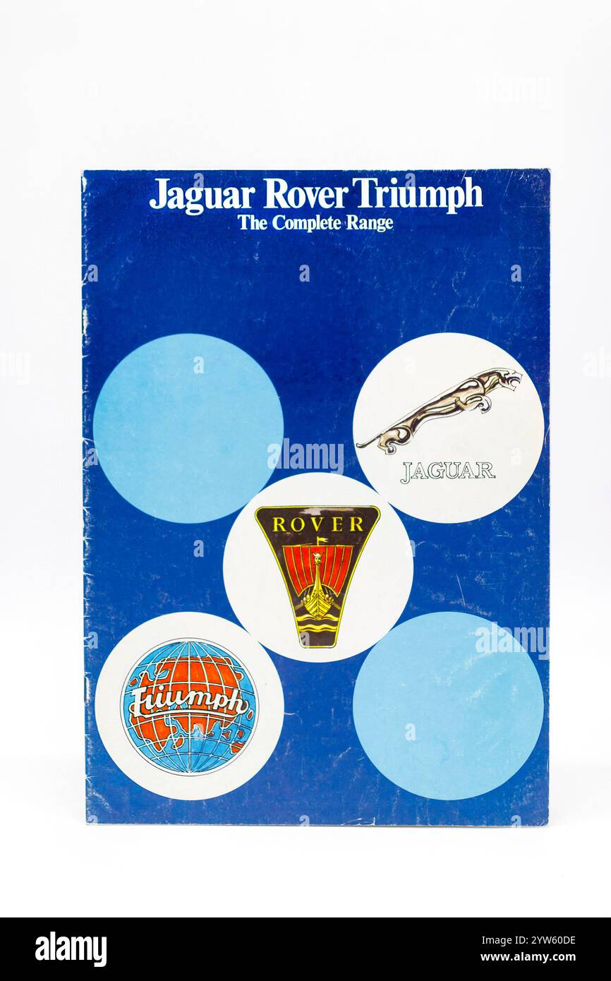 Vintage-Broschürenumschlag von jaguar rover Triumph mit Logos berühmter britischer Automobilmarken auf blauem Hintergrund Stockfoto