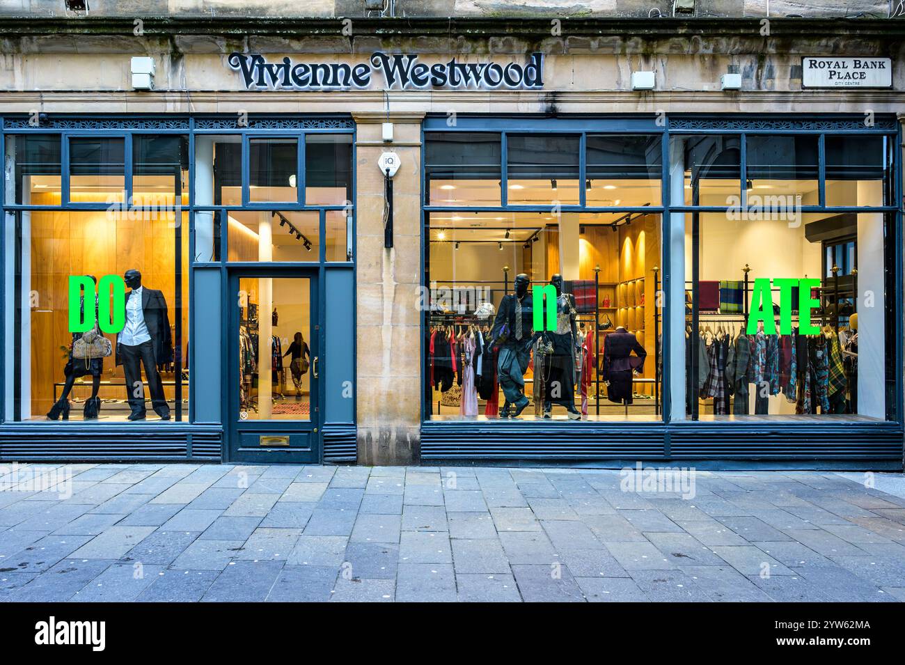 Vivienne Westwood Schaufenster mit einem Spendenschild bei Christmas, Glasgow, Schottland, Großbritannien, Europa Stockfoto