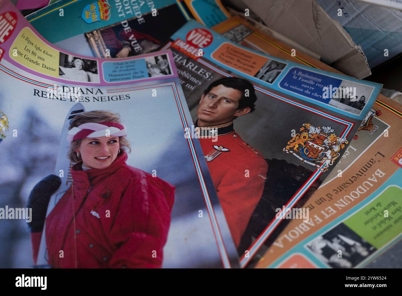 Prinz Charles und Prinzessin Diana auf Titelseiten, am 26. Oktober 2024 in Paris. Stockfoto