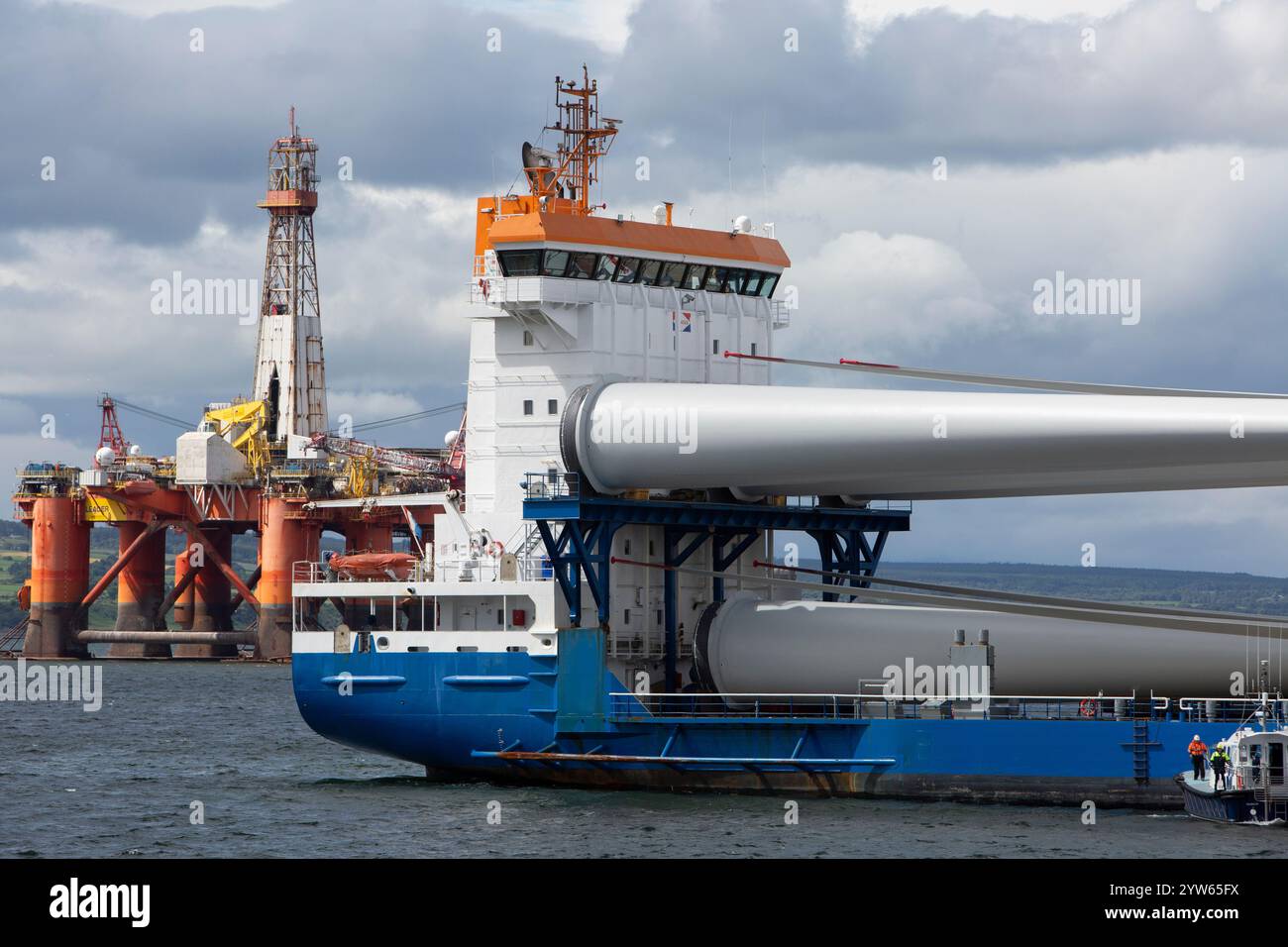 Im Hafen von Nigg lagen die Komponenten der Windkraftanlage und warten auf die Verladung auf das Schiff, das sie zum Offshore-Windprojekt Moray West von Ocean Winds bringen wird, das am 27. Juni 2024 im schottischen Hafen von Nigg errichtet werden soll. Offshore-Windpark Moray West: • Moray Offshore Windfarm (West) Limited, bekannt als Moray West, ist ein vollständig genehmigtes Offshore-Windprojekt vor der schottischen Küste. • Gesamtkapazität: 882 MW, von 60 Turbinen mit 14,7 MW/Einheit, die insgesamt genug Strom für 1,3 Millionen Haushalte im Vereinigten Königreich erzeugen. • Technologie: Offshore-Wind, unten Stockfoto