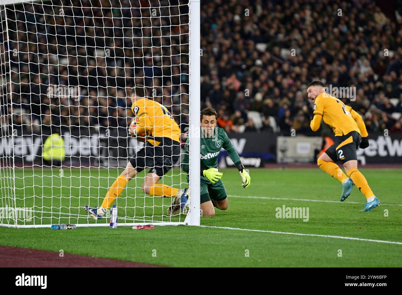 London, Großbritannien. Dezember 2024. TORSCHÜTZE Matt Doherty von Wolverhampton Wanderers erzielt beim Spiel der West Ham vs. Wolverhampton Wanderers Premier League im London Stadium Stratford einen Wert von 1-1. Dieses Bild ist NUR für REDAKTIONELLE ZWECKE bestimmt. Für jede andere Verwendung ist eine Lizenz von Football DataCo erforderlich. Quelle: MARTIN DALTON/Alamy Live News Stockfoto