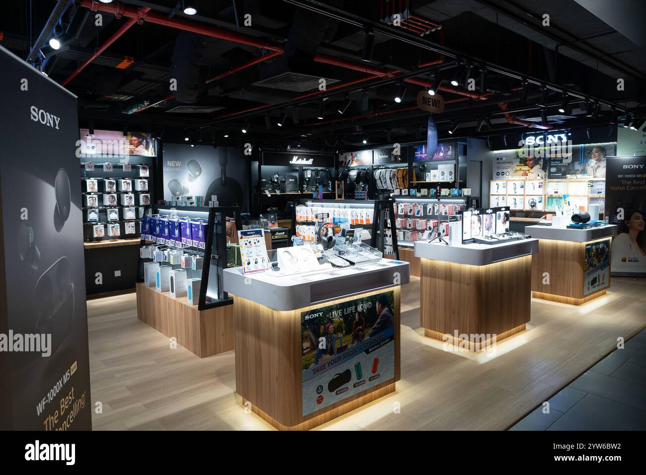 KUALA LUMPUR, MALAYSIA – 22. NOVEMBER 2023: Sony Store in KLIA2. Sony ist ein japanisches multinationales Unternehmen, das für seine Elektronik und Unterhaltungselektronik bekannt ist Stockfoto