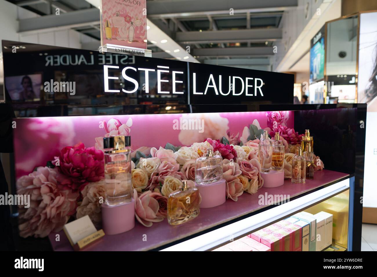 KUALA LUMPUR, MALAYSIA - 22. NOVEMBER 2023: Nahaufnahme des Estee Lauder-Schildes im Duty-Free-Bereich am internationalen Flughafen Kuala Lumpur." Stockfoto