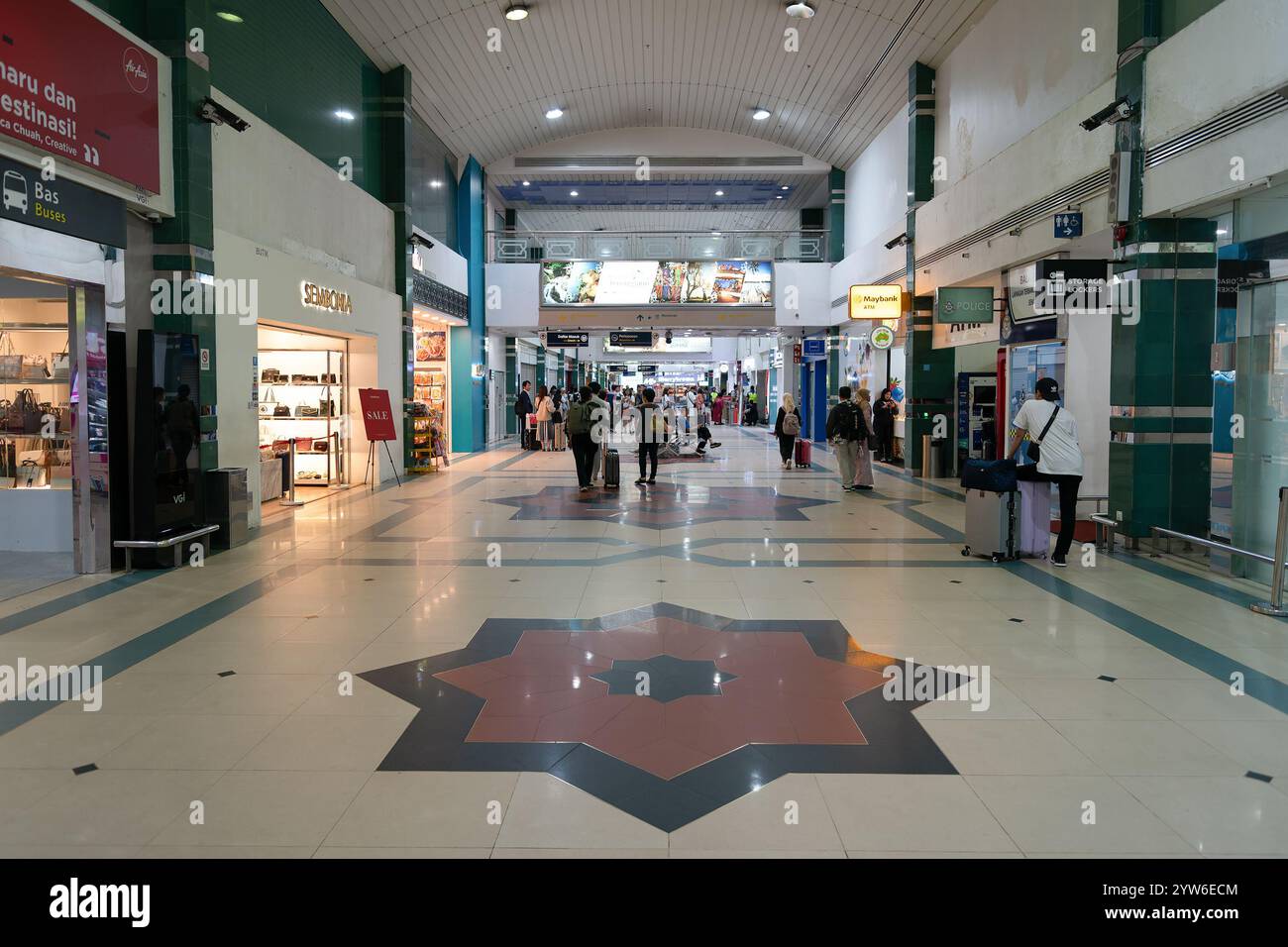 SENAI, MALAYSIA - 22. NOVEMBER 2023: Innenaufnahme des Senai International Airport. Stockfoto