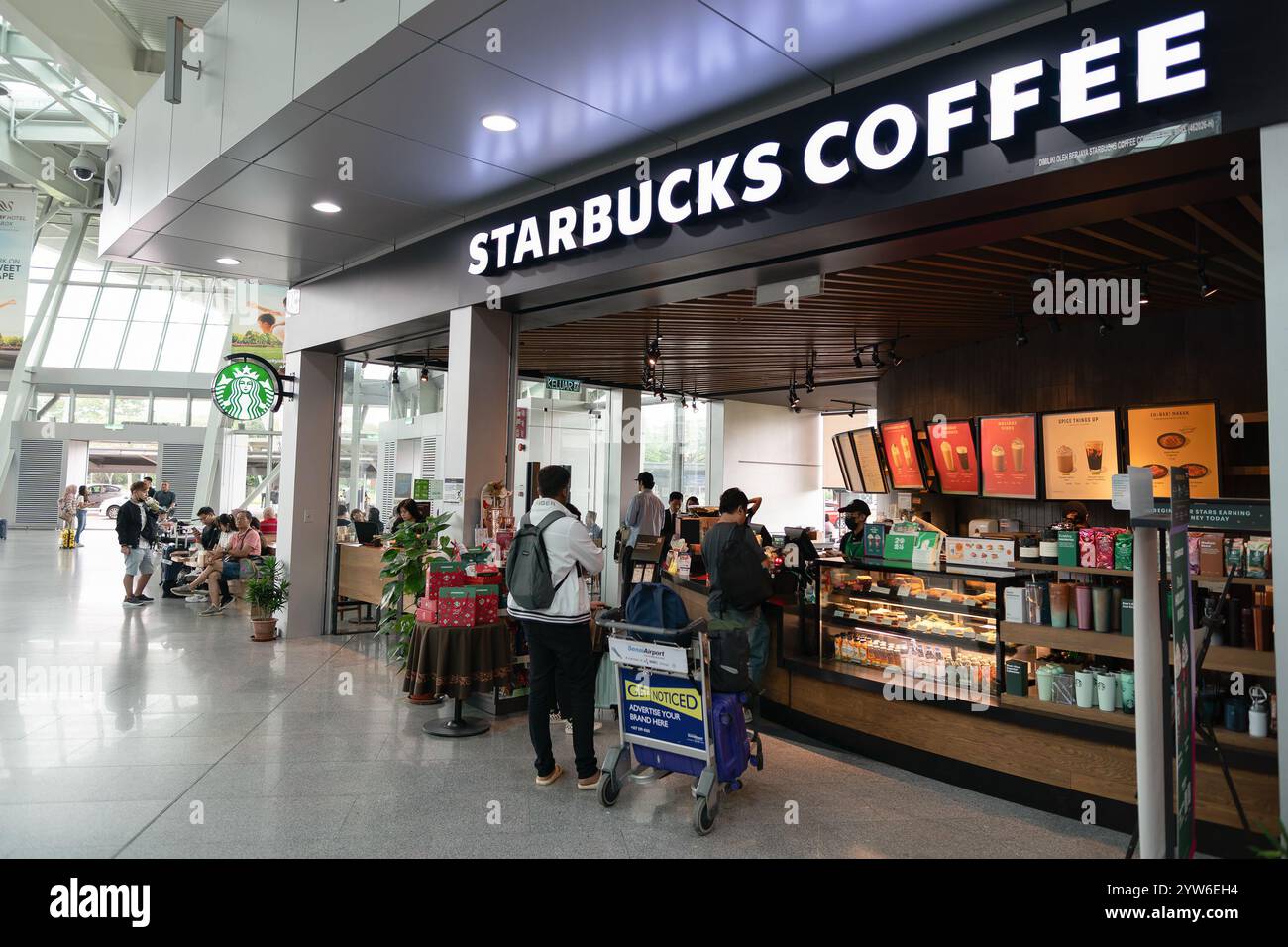 SENAI, MALAYSIA - 22. NOVEMBER 2023: Starbucks-Kaffee am Senai International Airport. Stockfoto