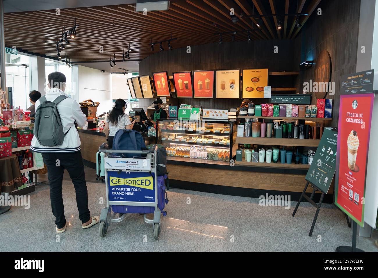 SENAI, MALAYSIA - 22. NOVEMBER 2023: Verkaufsbereich in Starbucks Coffee am Senai International Airport. Stockfoto