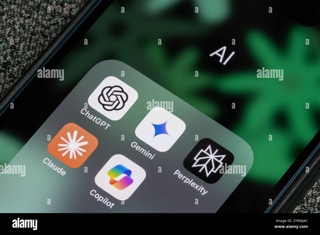 Die Symbole für ChatGPT, Gemini, Microsoft Copilot, Claude und Perplexity App werden auf dem Bildschirm eines iPhone angezeigt. Generative KI-Wettbewerbskonzepte. Stockfoto