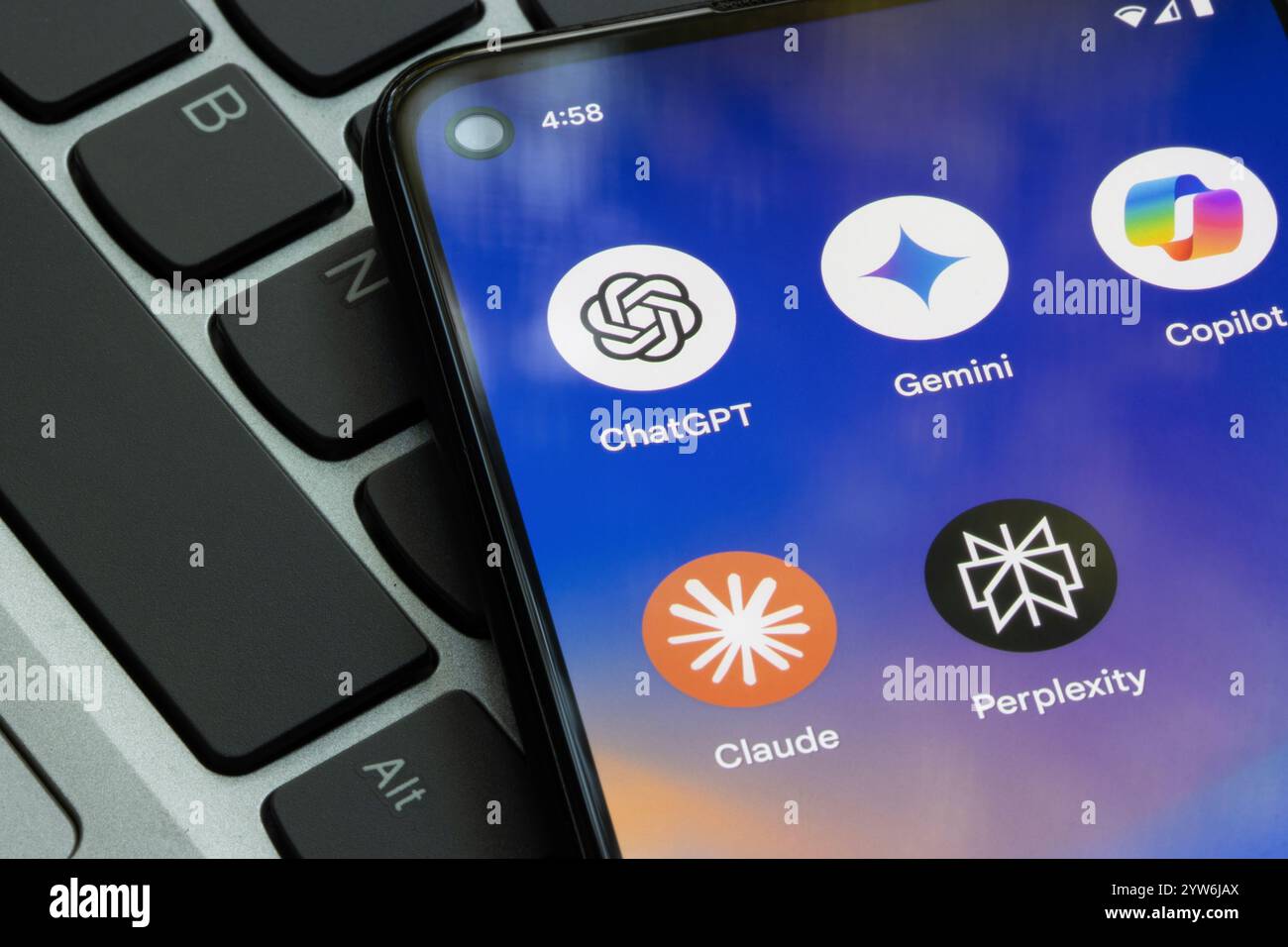 Die Symbole für die App ChatGPT, Gemini, Microsoft Copilot, Claude und Perplexity werden auf einem Google Pixel-Smartphone angezeigt. KI-Wettbewerbskonzepte. Stockfoto