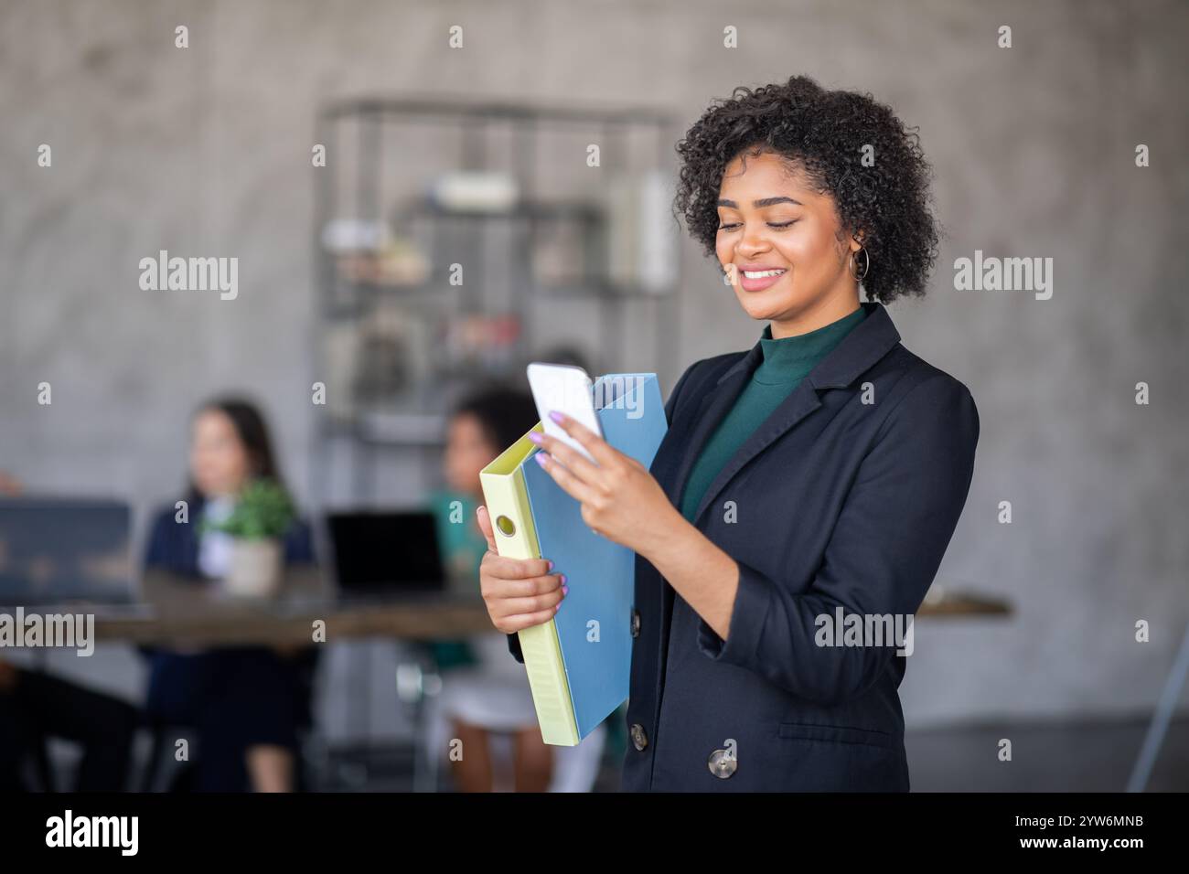 Geschäftsleute arbeiten in einer dynamischen Büroumgebung zusammen Stockfoto